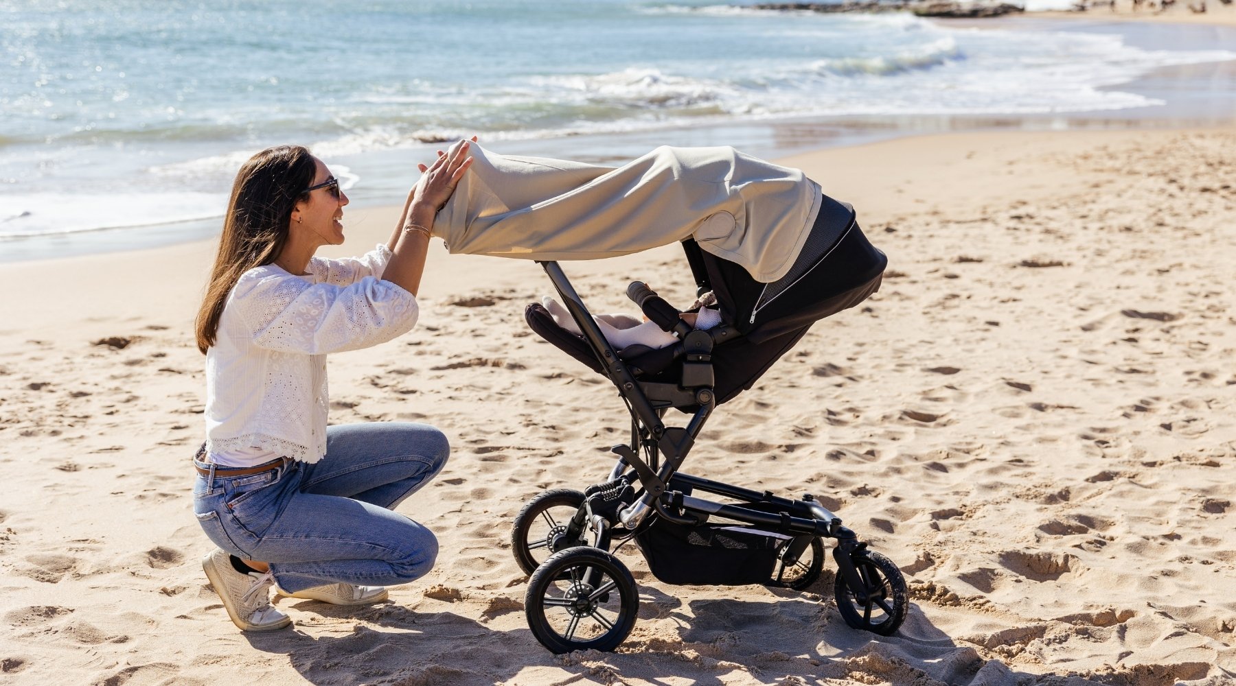 Vielseitig verwendbar: die UV-Decke von Cloby als Sonnenschutz am Kinderwagen