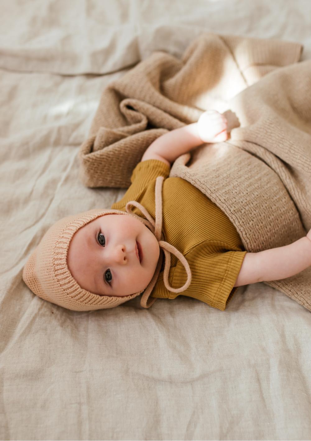 Hvid Bonnet Dolly Apricot