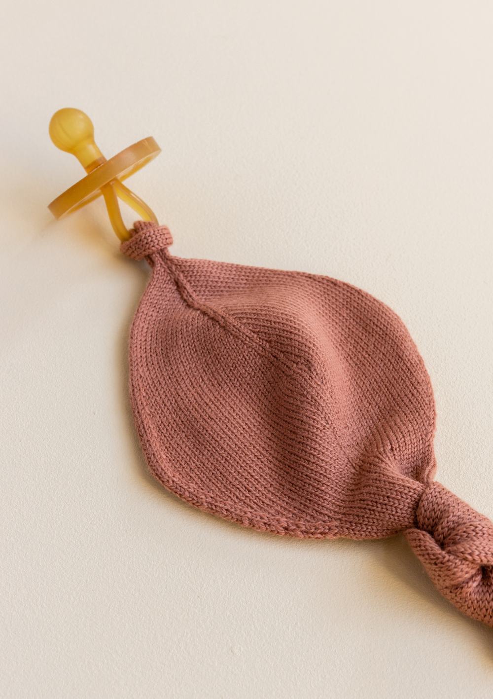 hvid Strick-Schnullertuch 'Titi Comforter' brick