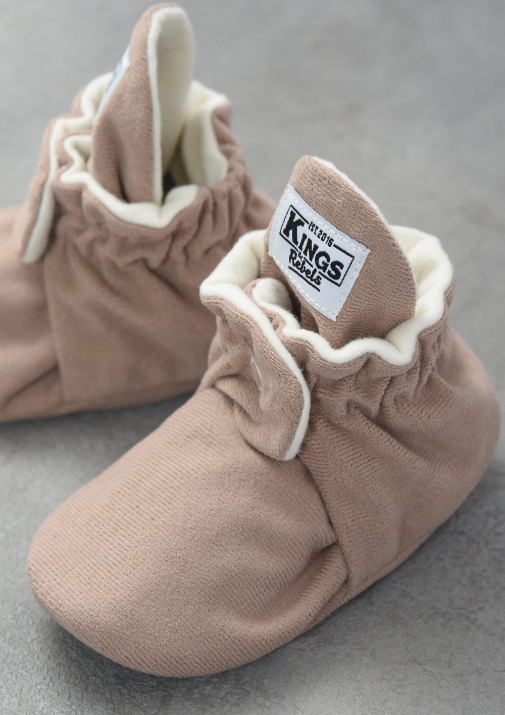 Baby Booties Gamuza Café