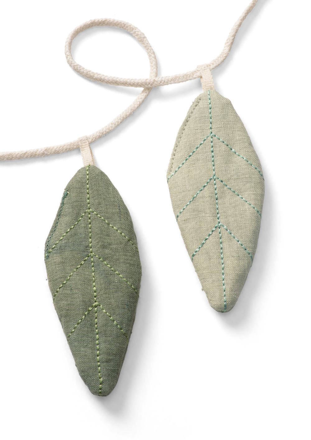 Dear April Girlande Leaves