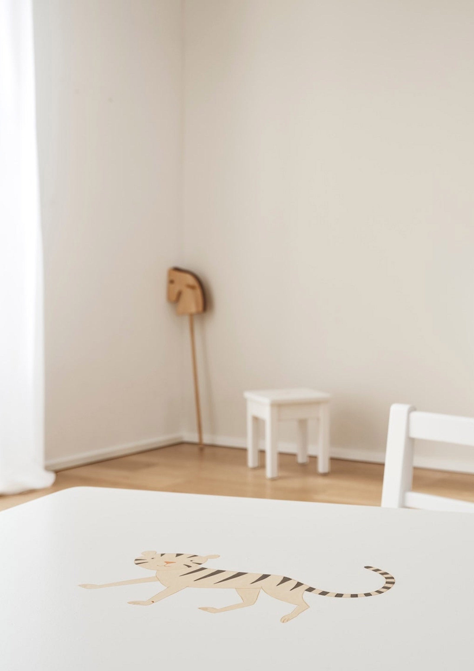 Isle of Dogs Kindertisch weiß handbemalt