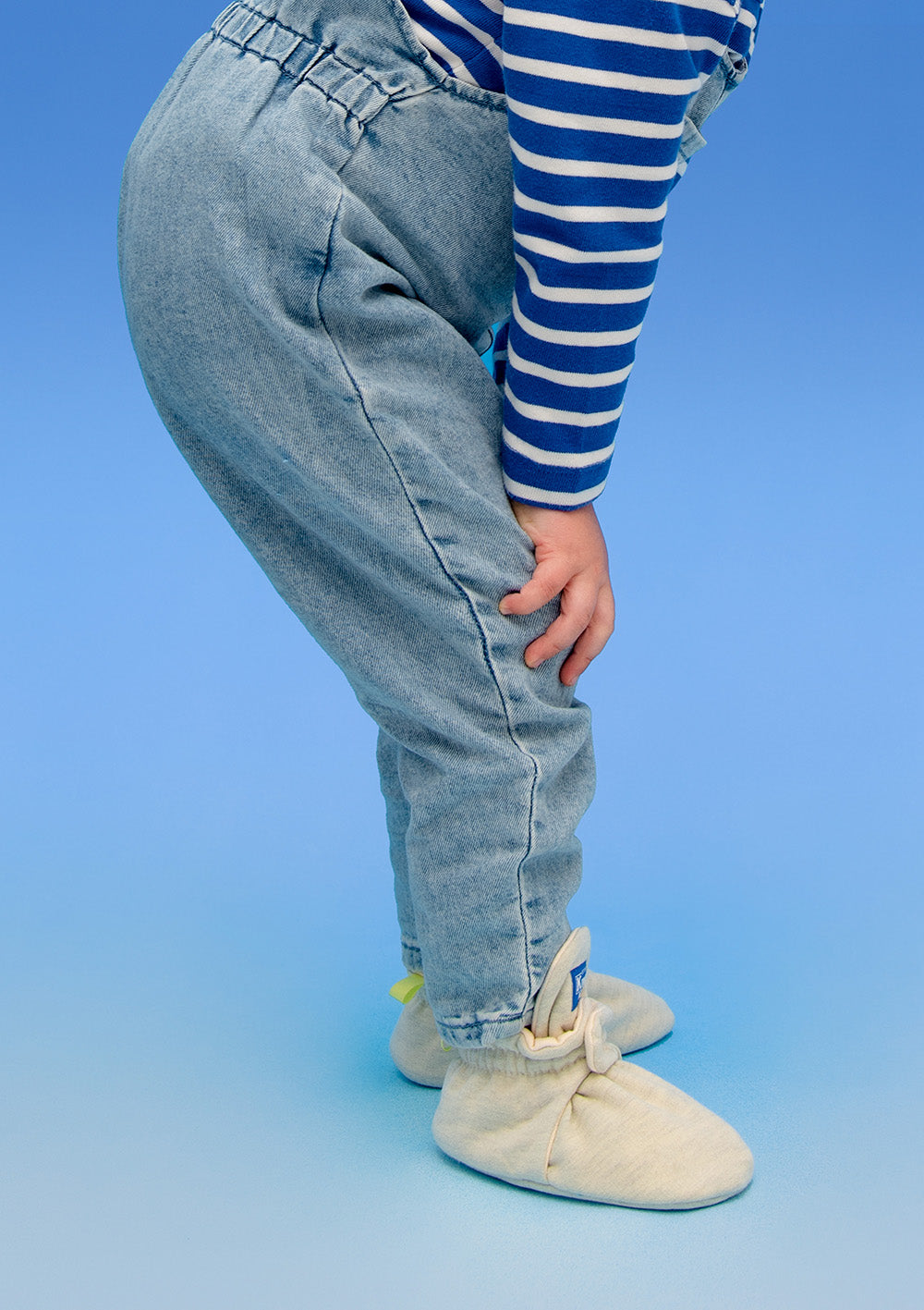 Kings&Rebels Baby Booties Cotton Mixed Color Pop Blue - gezeigt am Fuß