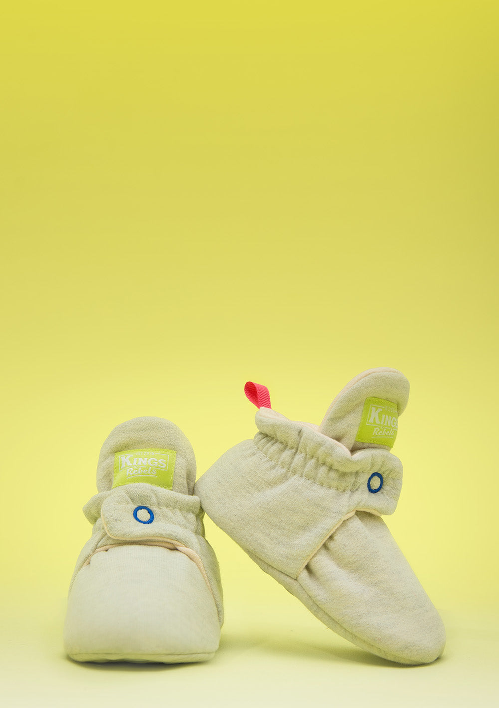 Kings & Rebels Baby Booties Cotton Mixed Color Pop Lime - gezeigt am Fuß