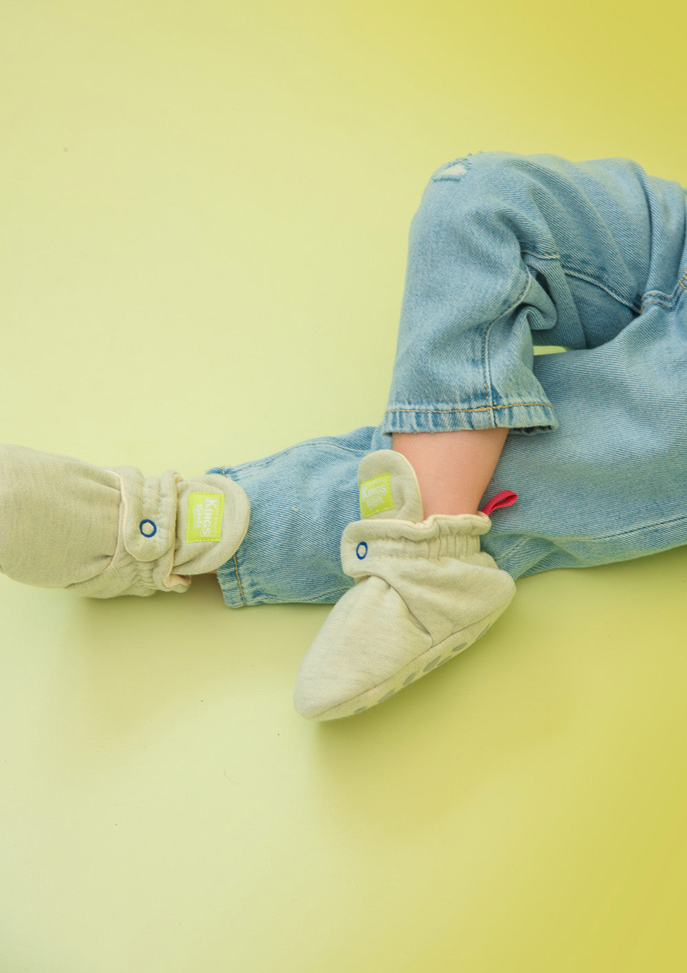 Kings & Rebels Baby Booties Cotton Mixed Color Pop Lime - gezeigt am Fuß