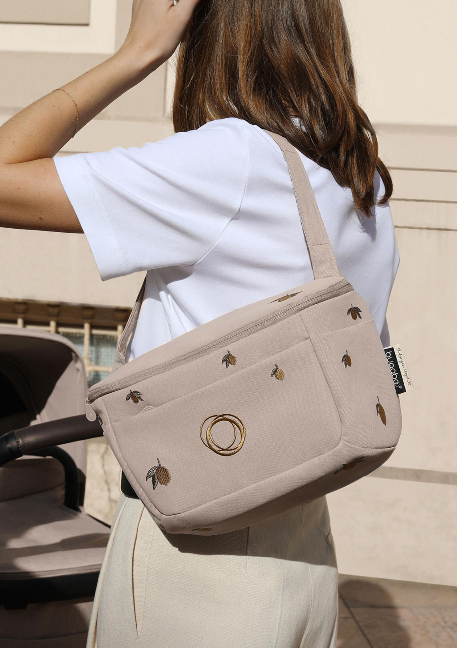 Bugaboo Organizer 'X Konges Sløjd' Wüstentaupe: Frau trägt Tasche über der Schulter