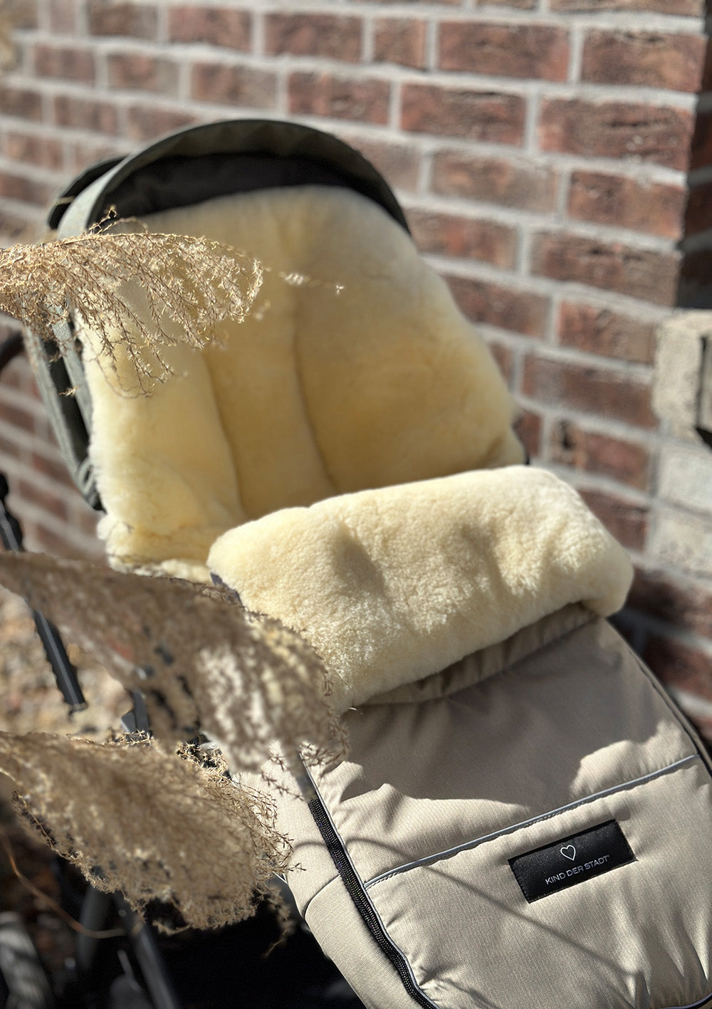KIND DER STADT Premium Lammfell-Fußsack beige