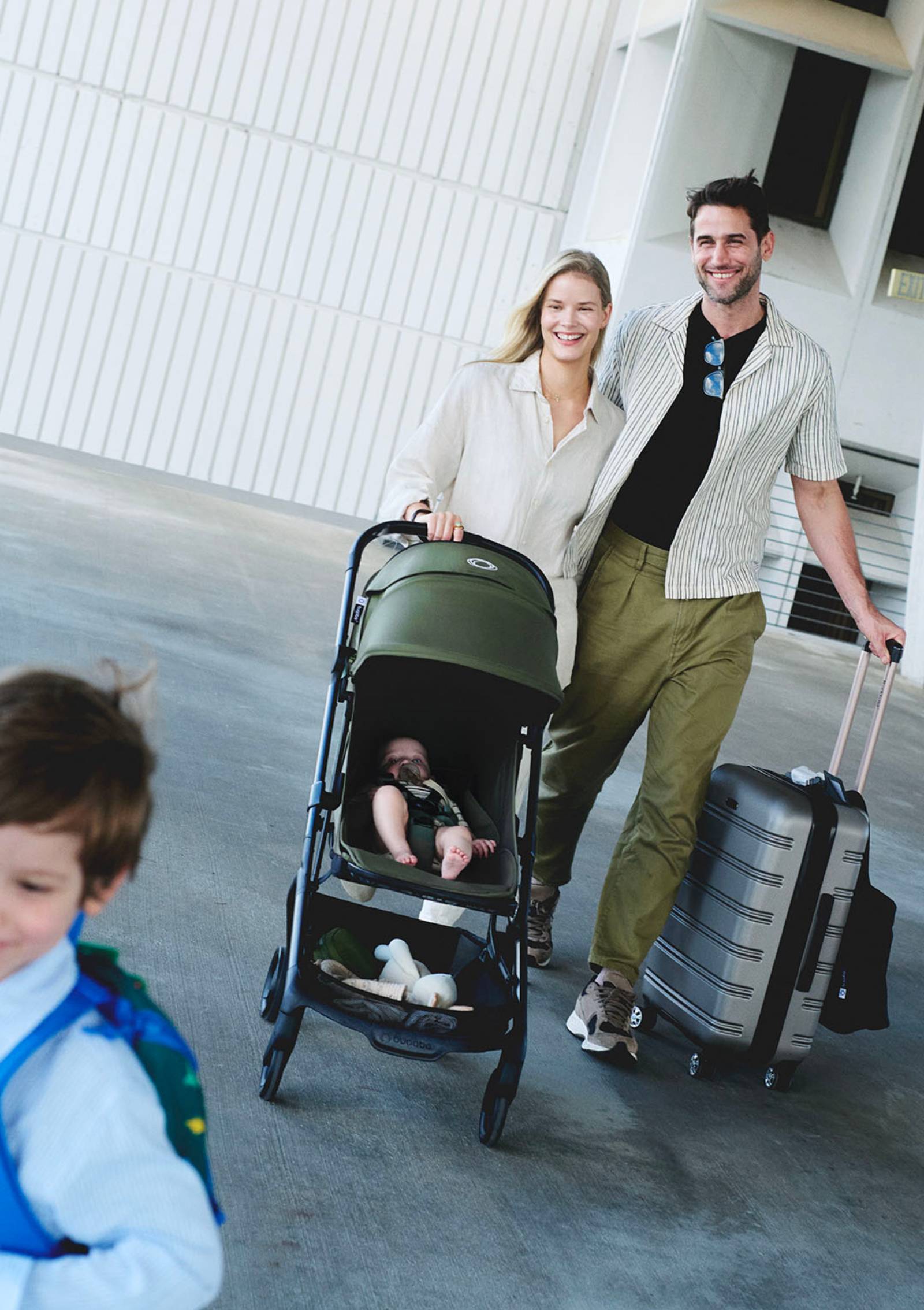 Bugaboo Buggy 'Butterfly 2' Waldgrün – Familie am Flughafen
