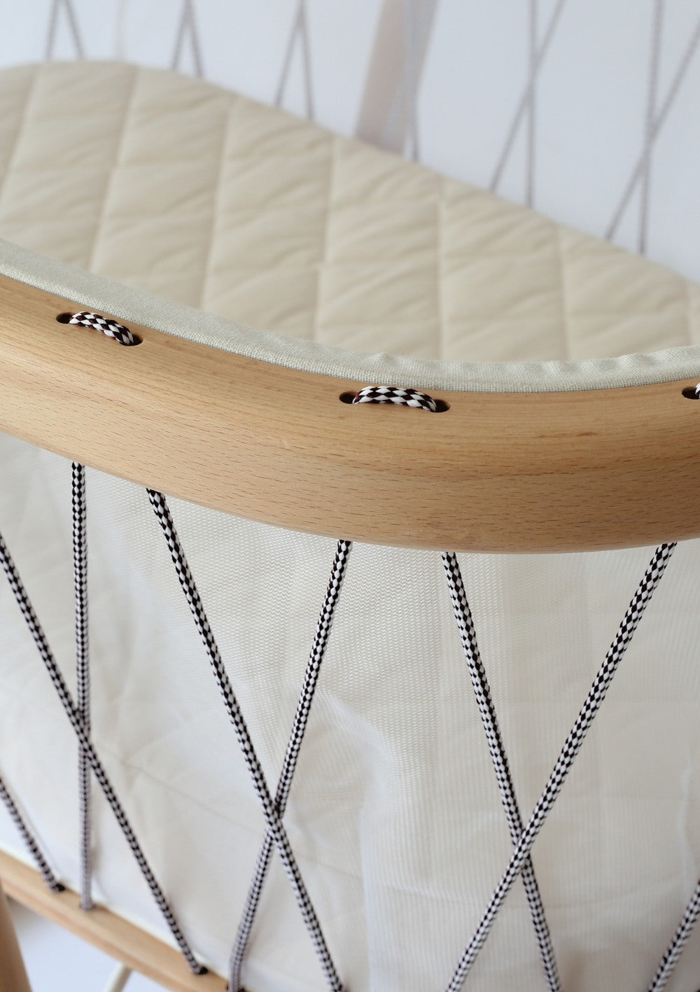 Charlie Crane Babywiege 'Kumi' Schwarz / Weiß 68 x 40 cm