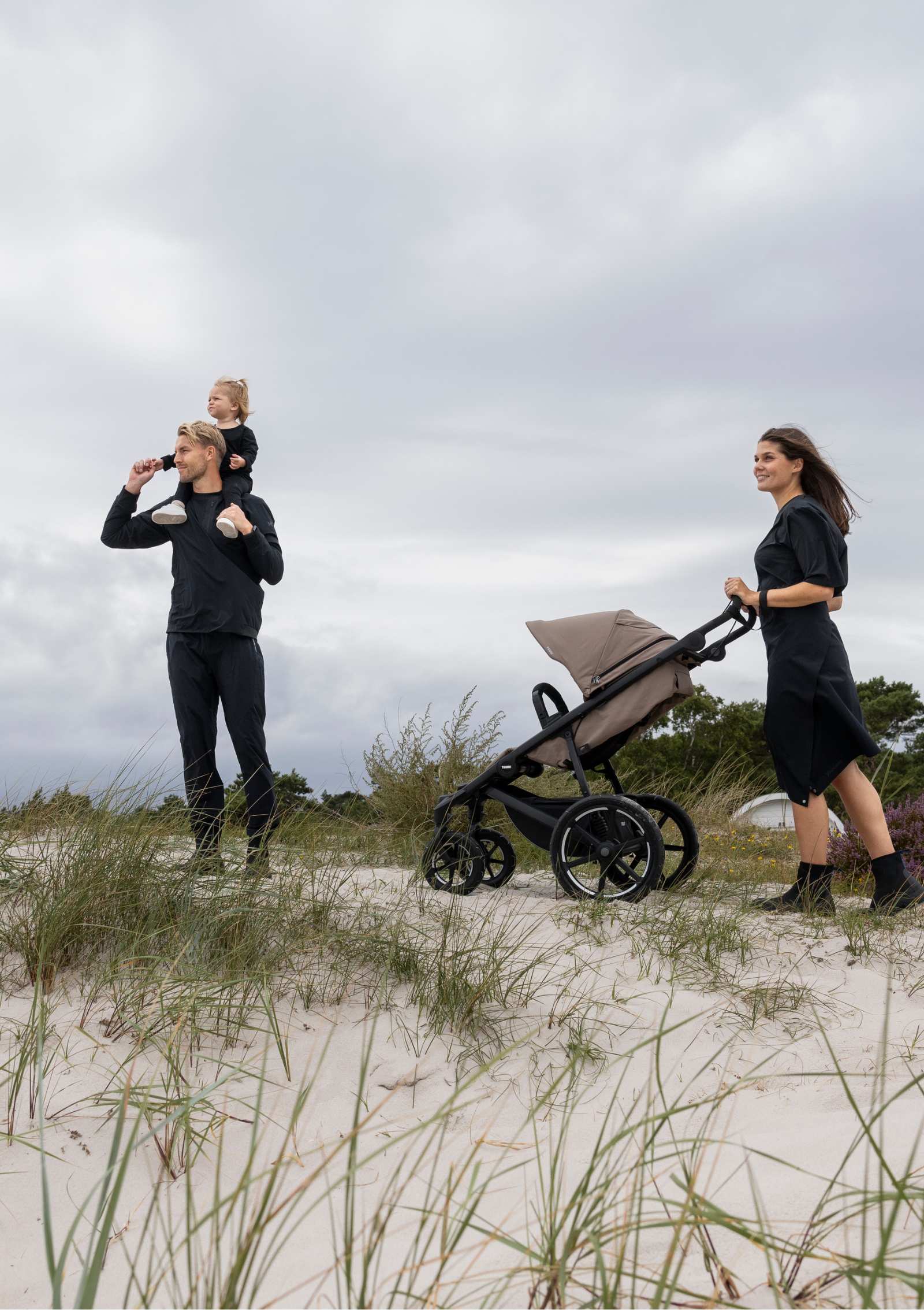 Thule Sportwagen 'Urban Glide 4-wheel' Tinted Taupe – Familie mit Kinderwagen am Strand