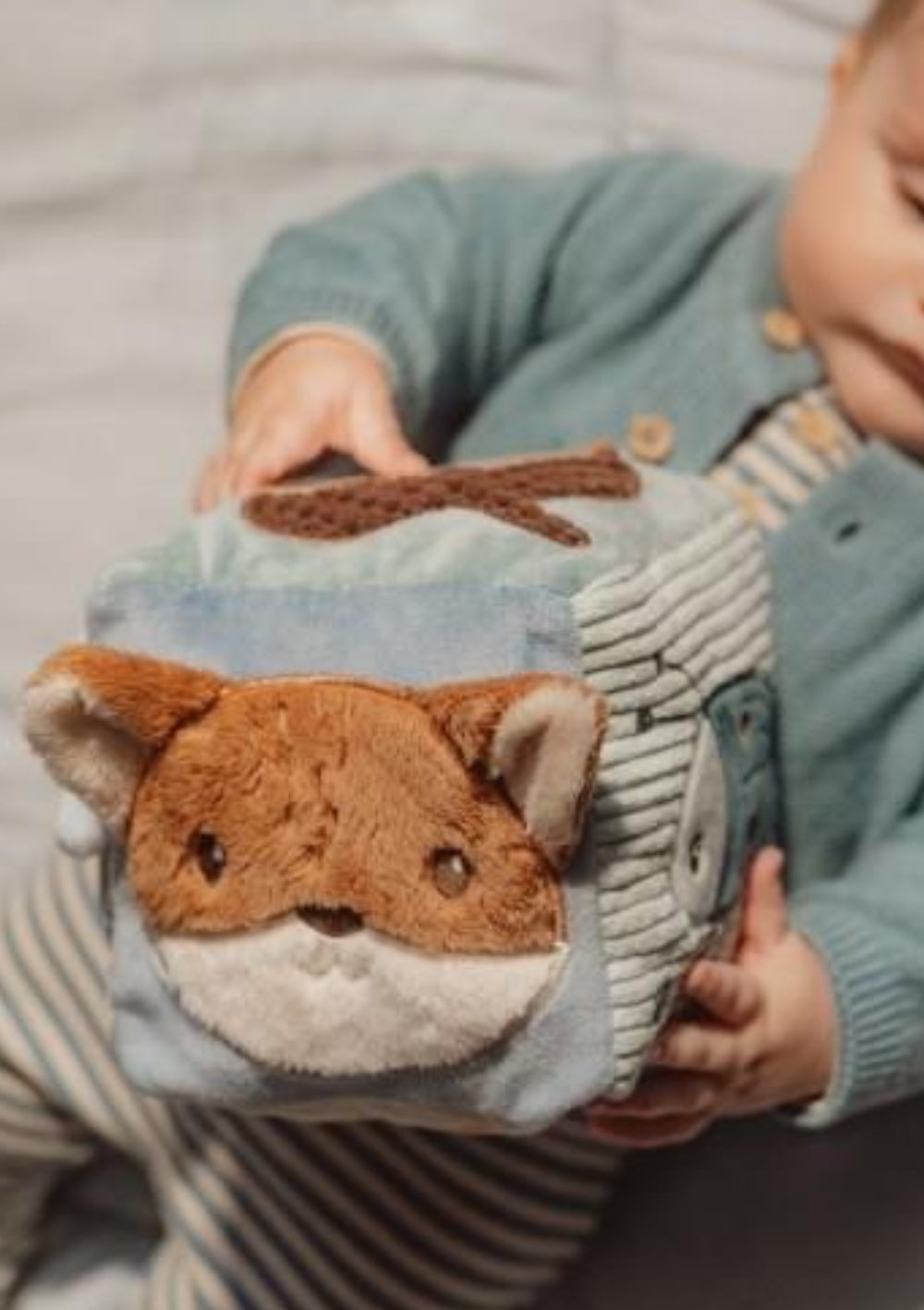 Baby hält Little Dutch Aktiv-Würfel Soft 'Forest Friends'