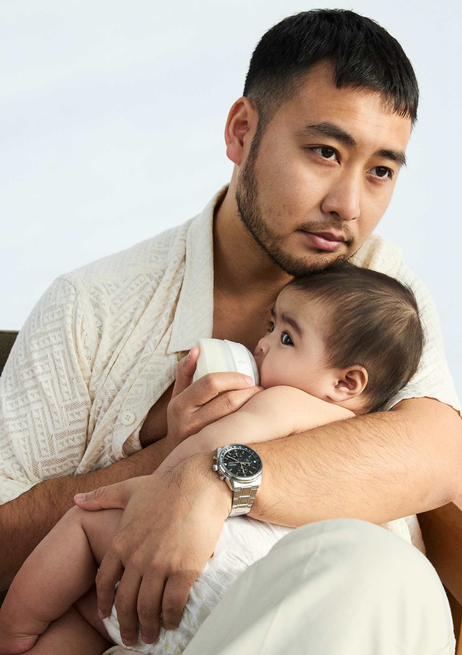 Mann füttert Baby mit Support-Flasche aus  Caramma Babyflaschen-Set 'Support-Set'