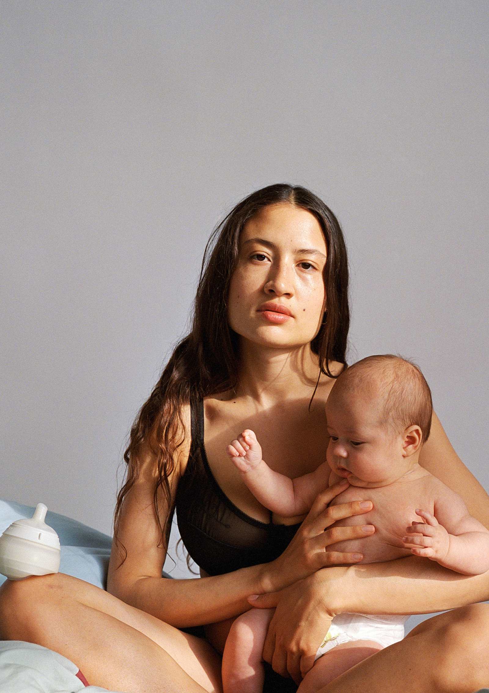 Frau mit Baby und Babyflasche aus Caramma Babyflaschen-Set 'Support-Set'