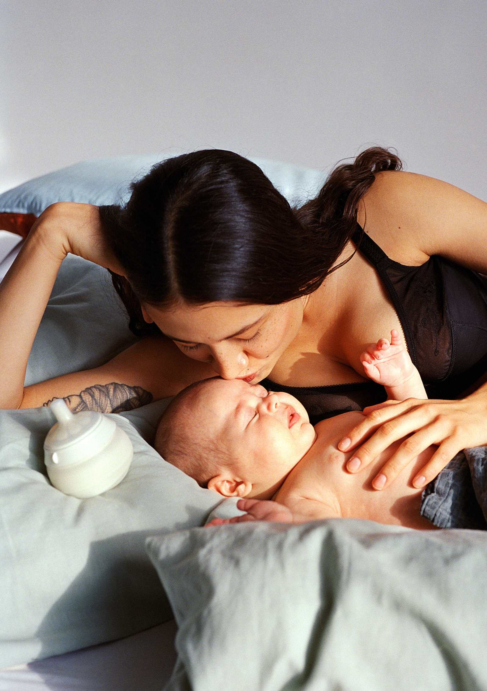 Frau mit Baby und Babyflasche aus Caramma Babyflaschen-Set 'Support-Set'