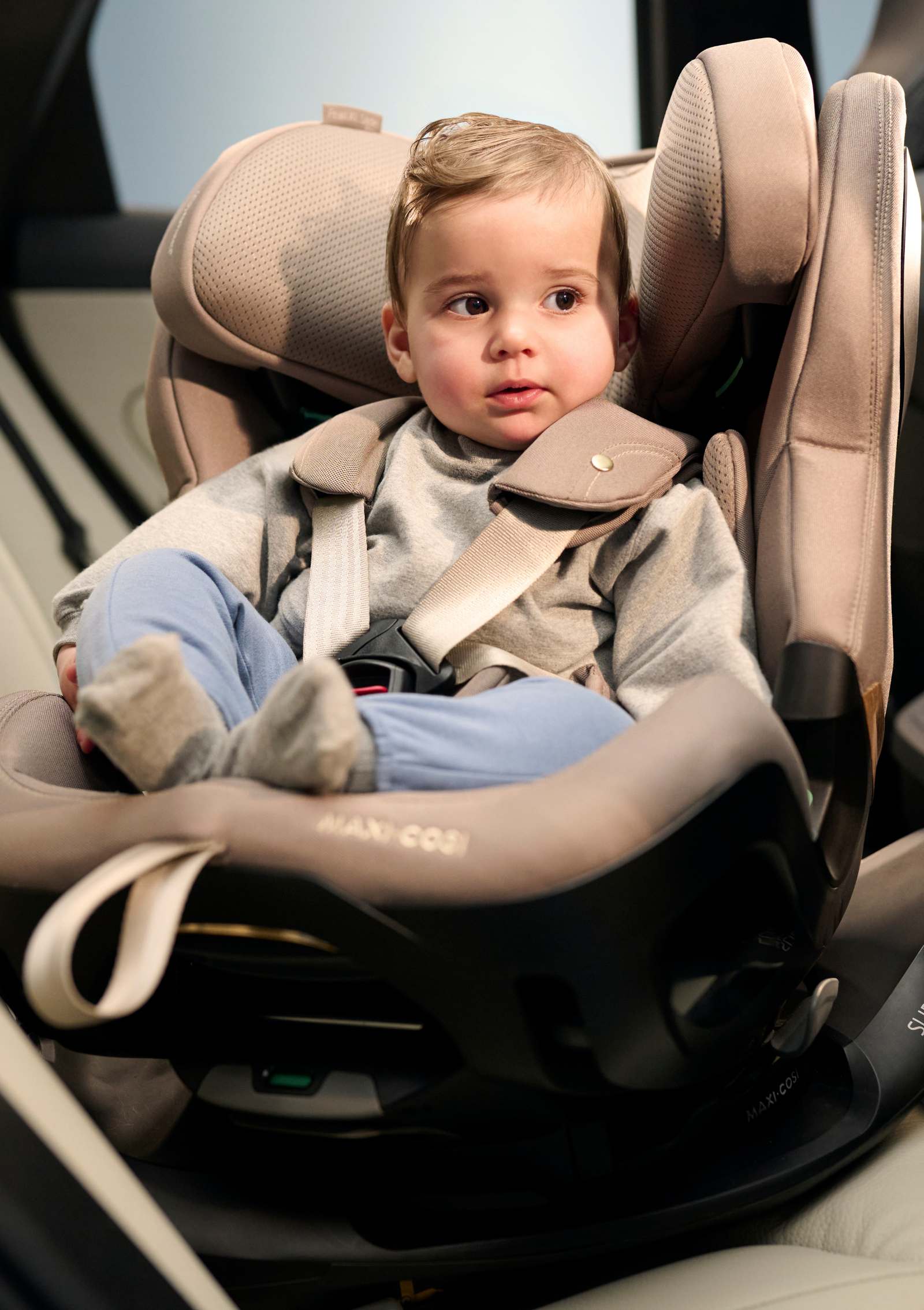 Kleinkind sitzt im Maxi-Cosi Kindersitz 'Pearl XL Slide Pro' Authentic Truffle