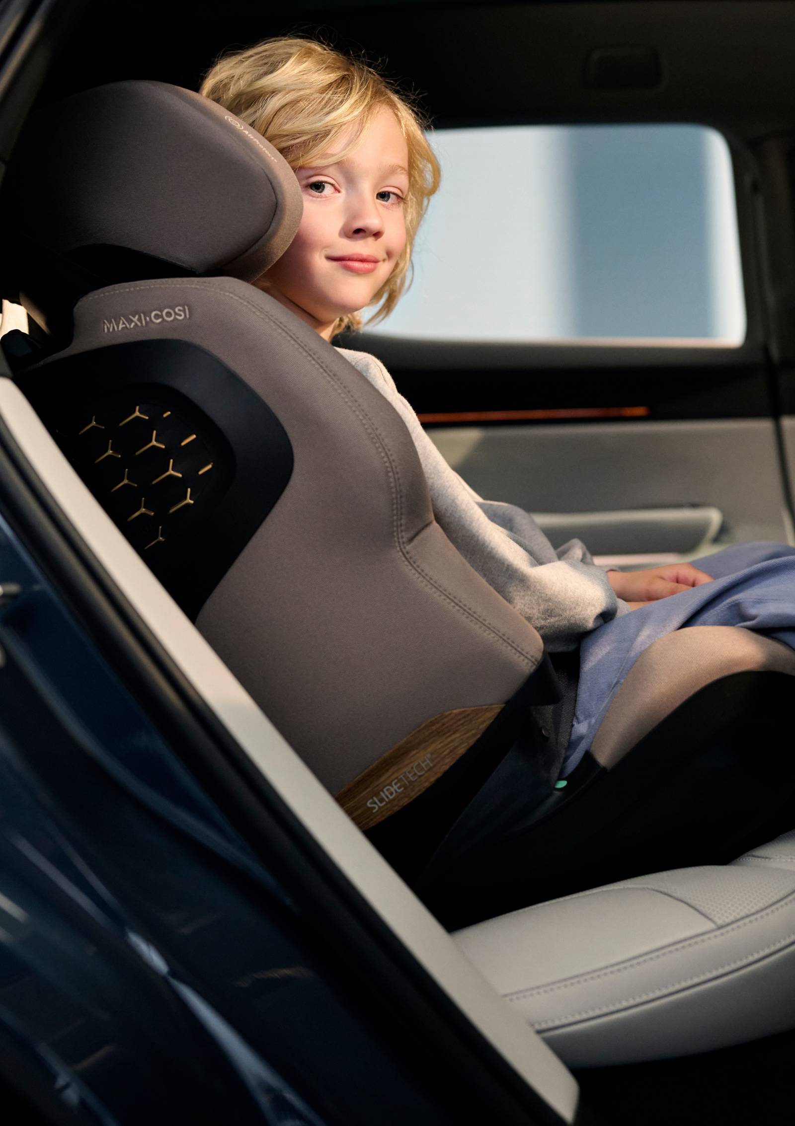 Kind sitzt im Maxi-Cosi Kindersitz 'Pearl XL Slide Pro' Authentic Truffle