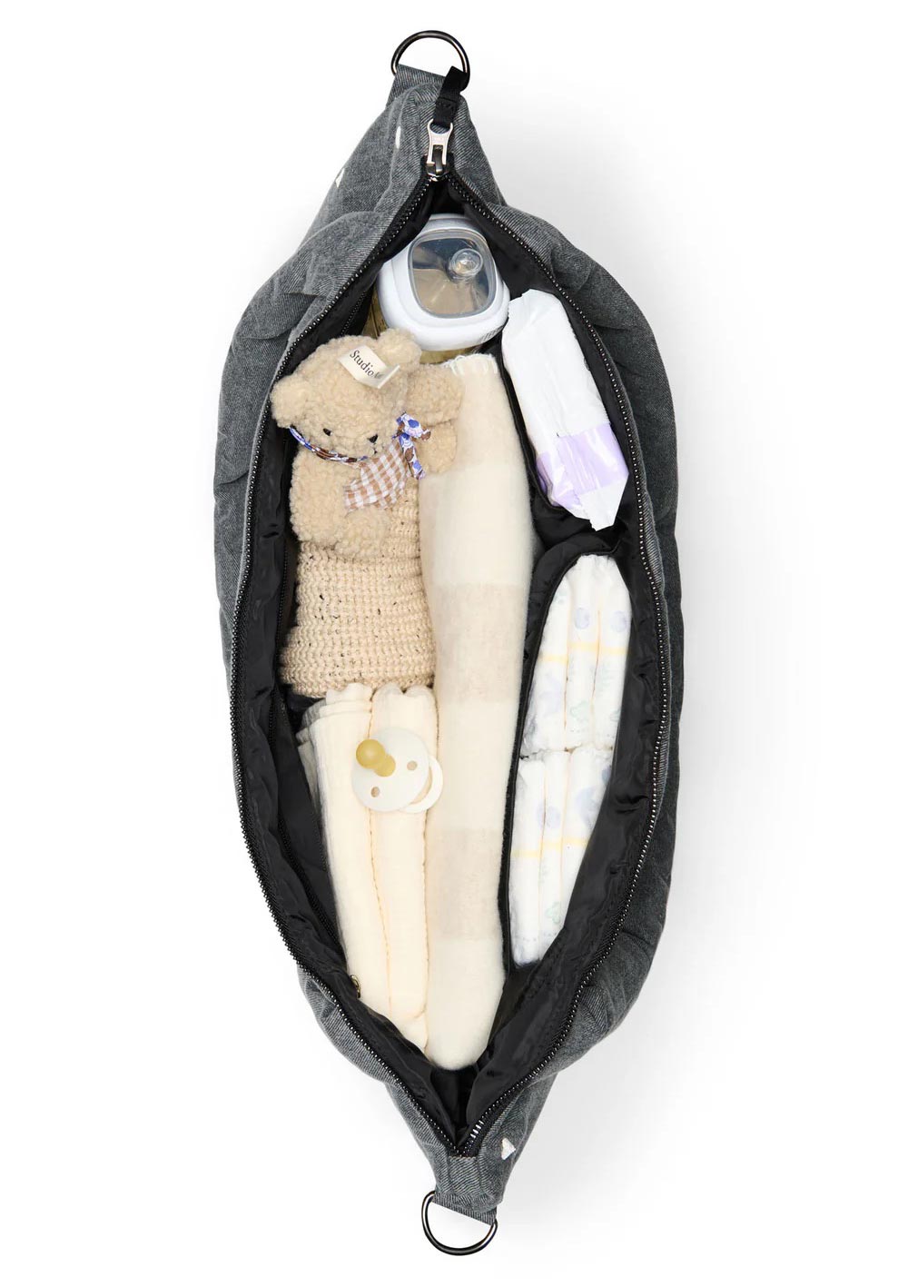 Studio Noos Wickeltasche 'Denim Diaper Bag' Grey Hearts - Beispiel gefüllt mit Wickelutensilien (nicht im Lieferumfang enthalten)