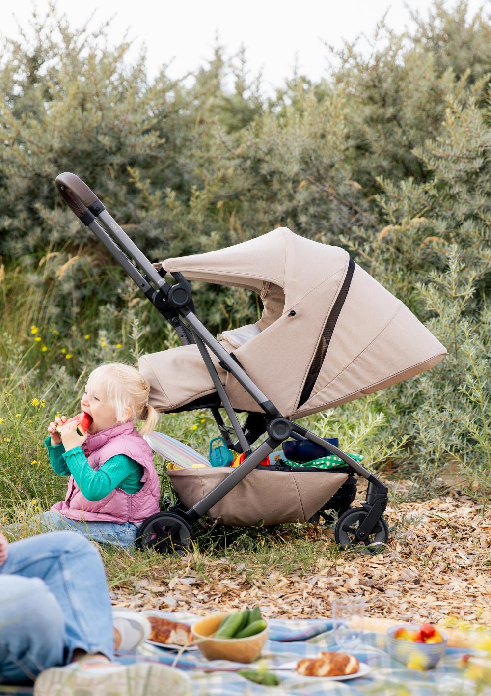 Picknick mit Joolz Buggy Aer2 und Neugeborenen-Sitz 'Aer2 Nest to Seat' Sandy Taupe