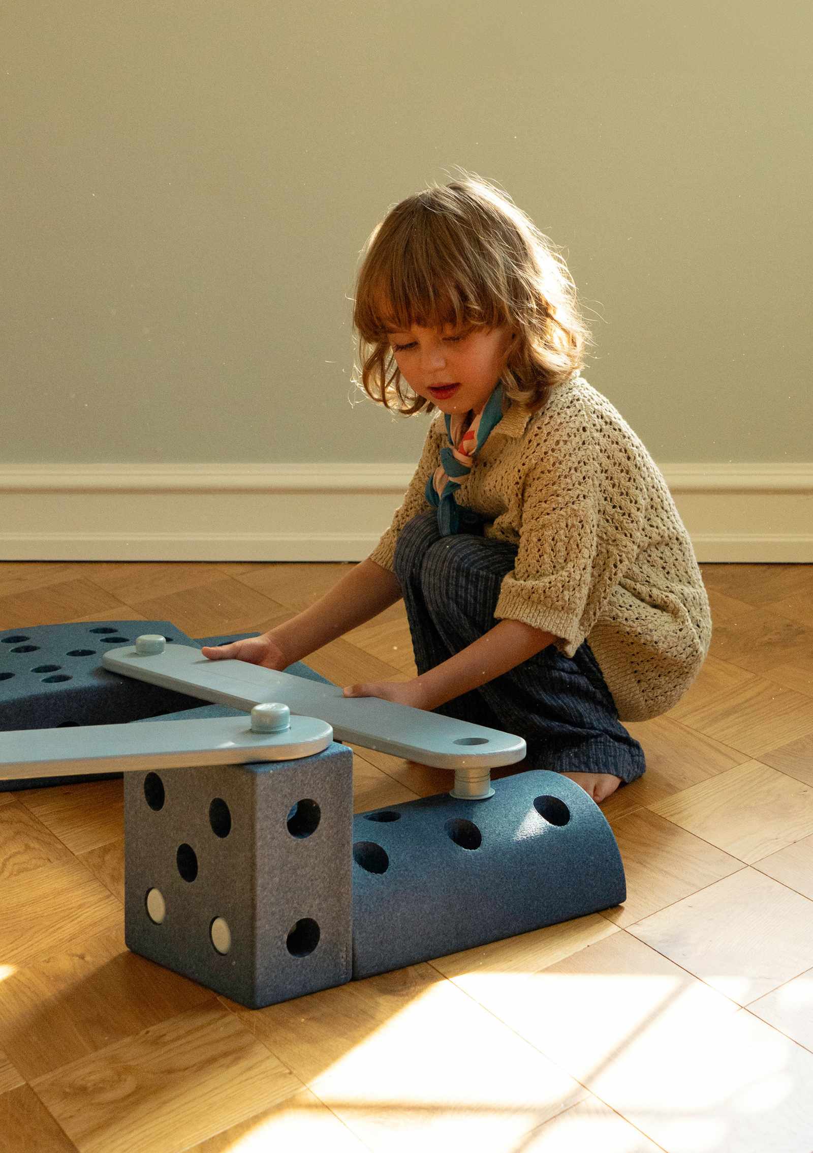 Mädchen beim Bauen mit MODU 2er Set Balancierbalken Sky Blue