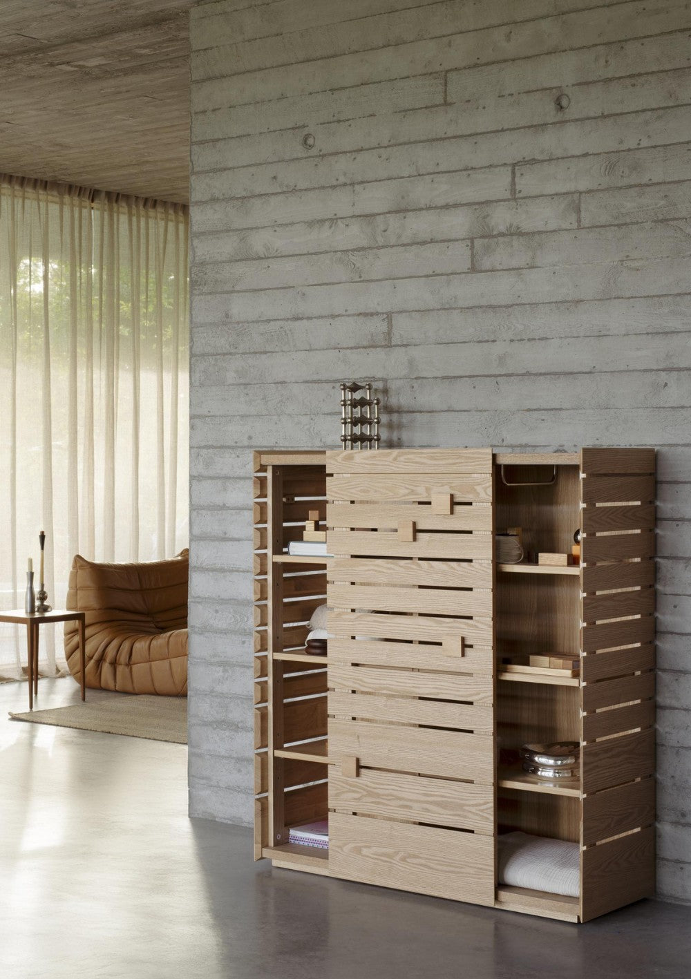 Quax Aufbewahrungsschrank Honey Ash – dekorativ inszeniert