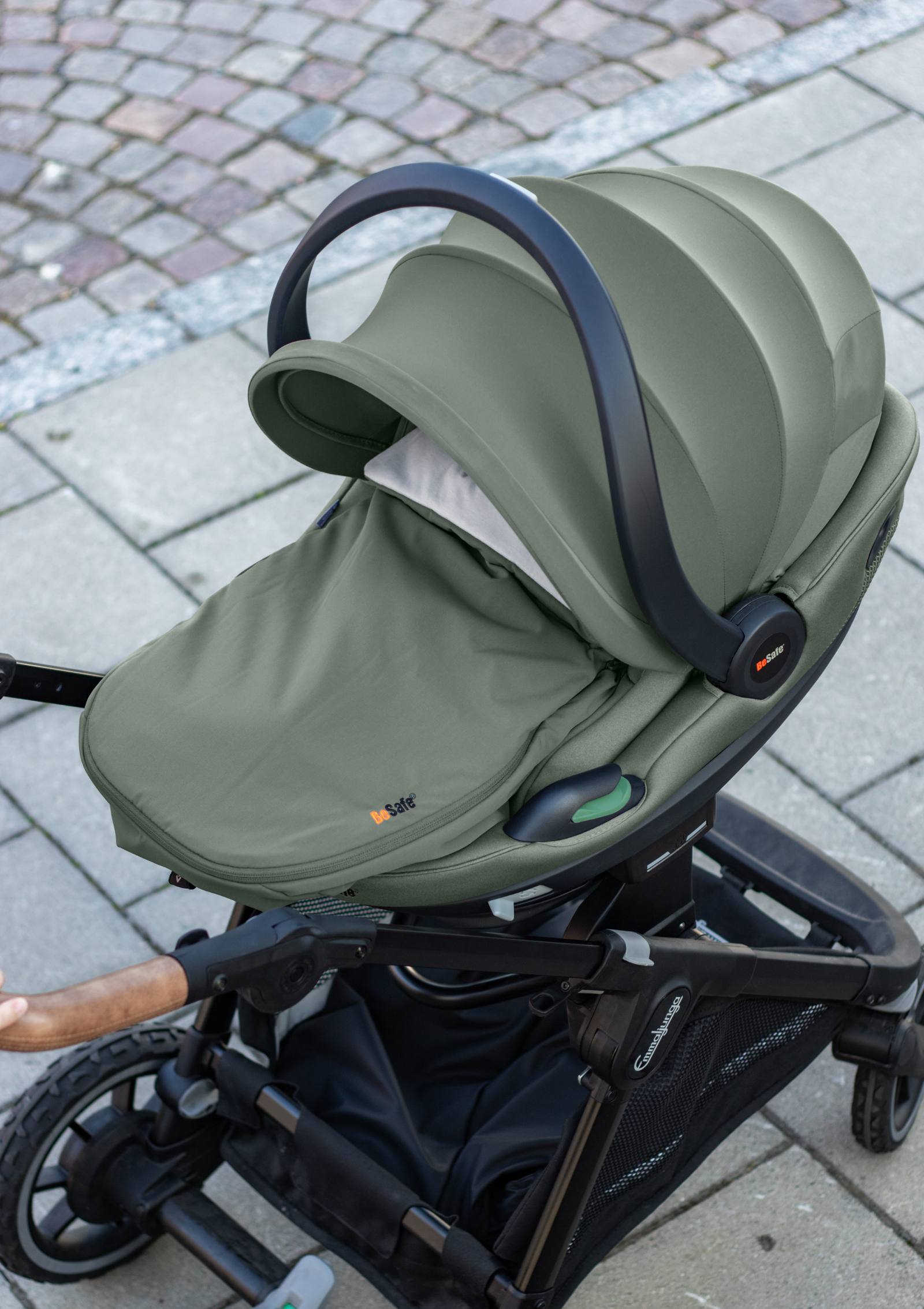BeSafe Wind & Weather Cover für Babyschale 'Go Beyond' Meadow Green – Nutzung der Babyschale im Travel-Set