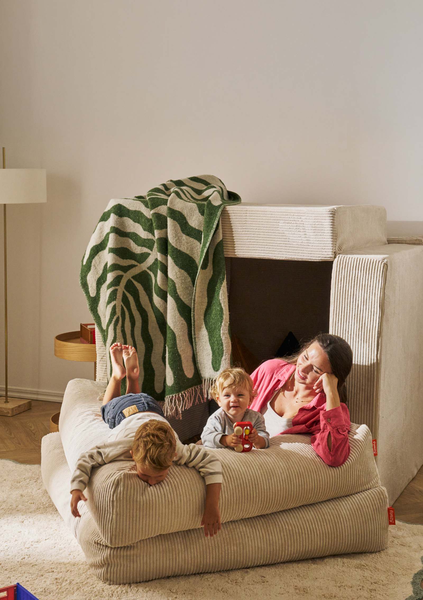 Gemütliche Höhlen bauen mit dem Funzy Family Sofa Cord Creme Beige
