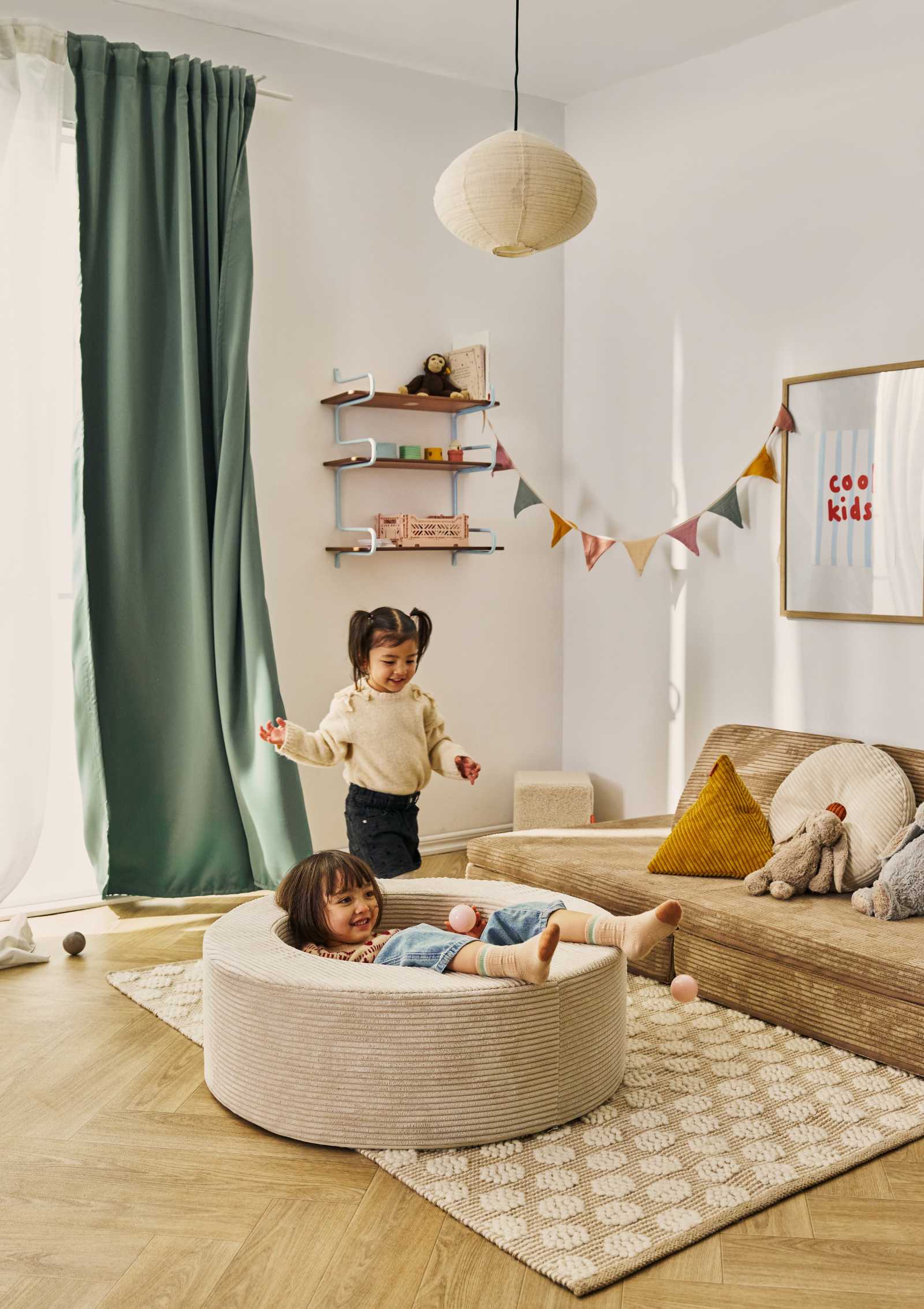 Kind liegt in Funzy Donut Cord Creme Beige