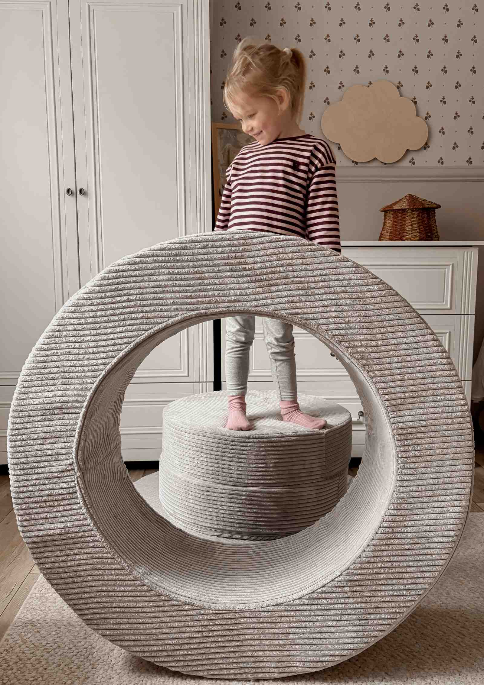 Mädchen spielt mit Funzy Donut Cord Koala Grau