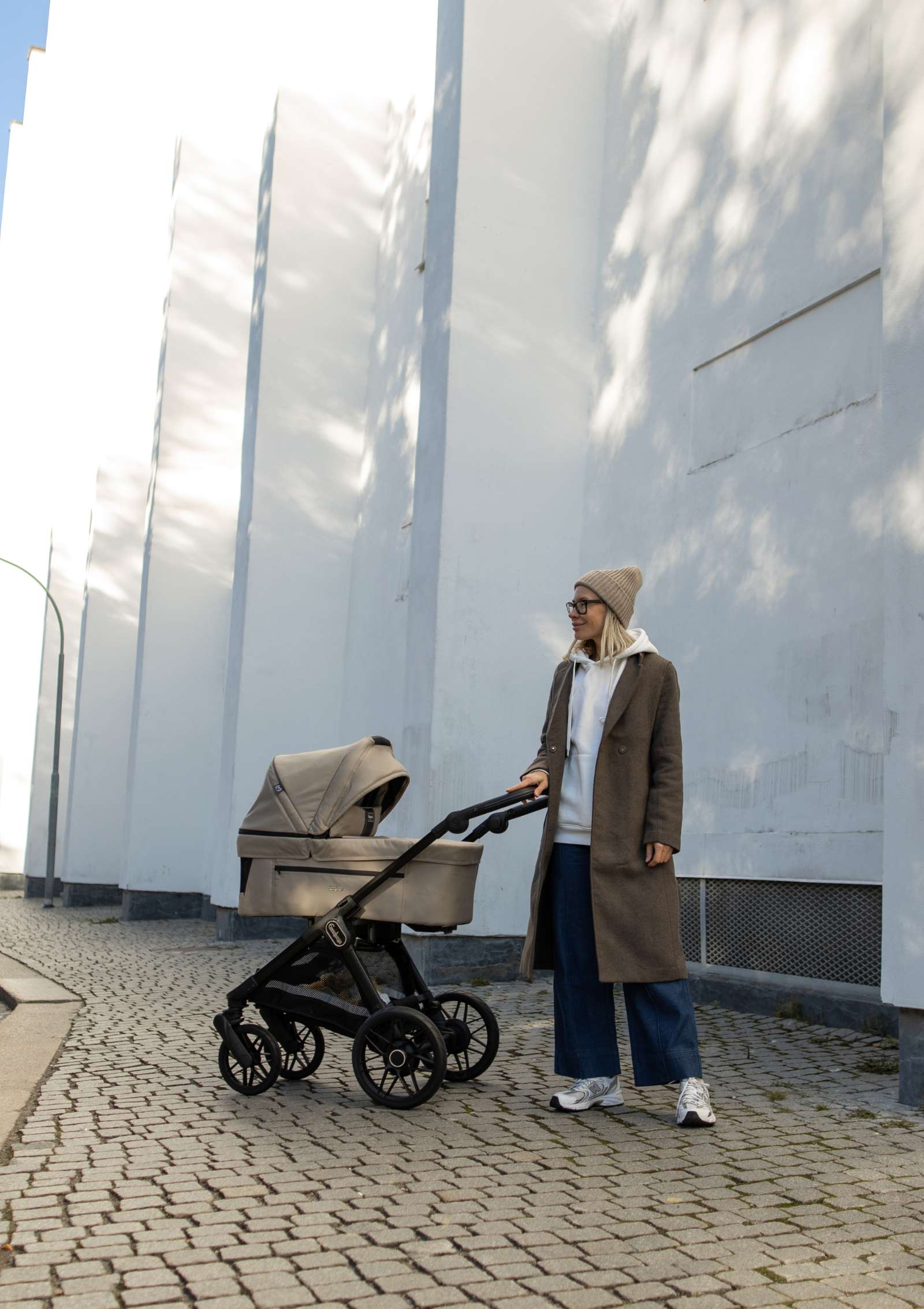 Frau schiebt Emmaljunga Kinderwagen 'SENTO PRO' Urban Dune