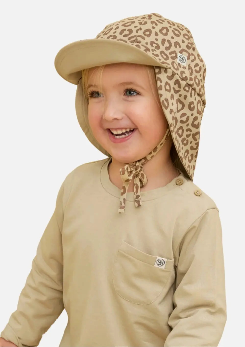 Kind mit Cloby Sonnenhut UPF 50+ Leopard Brown/Sandy Beach