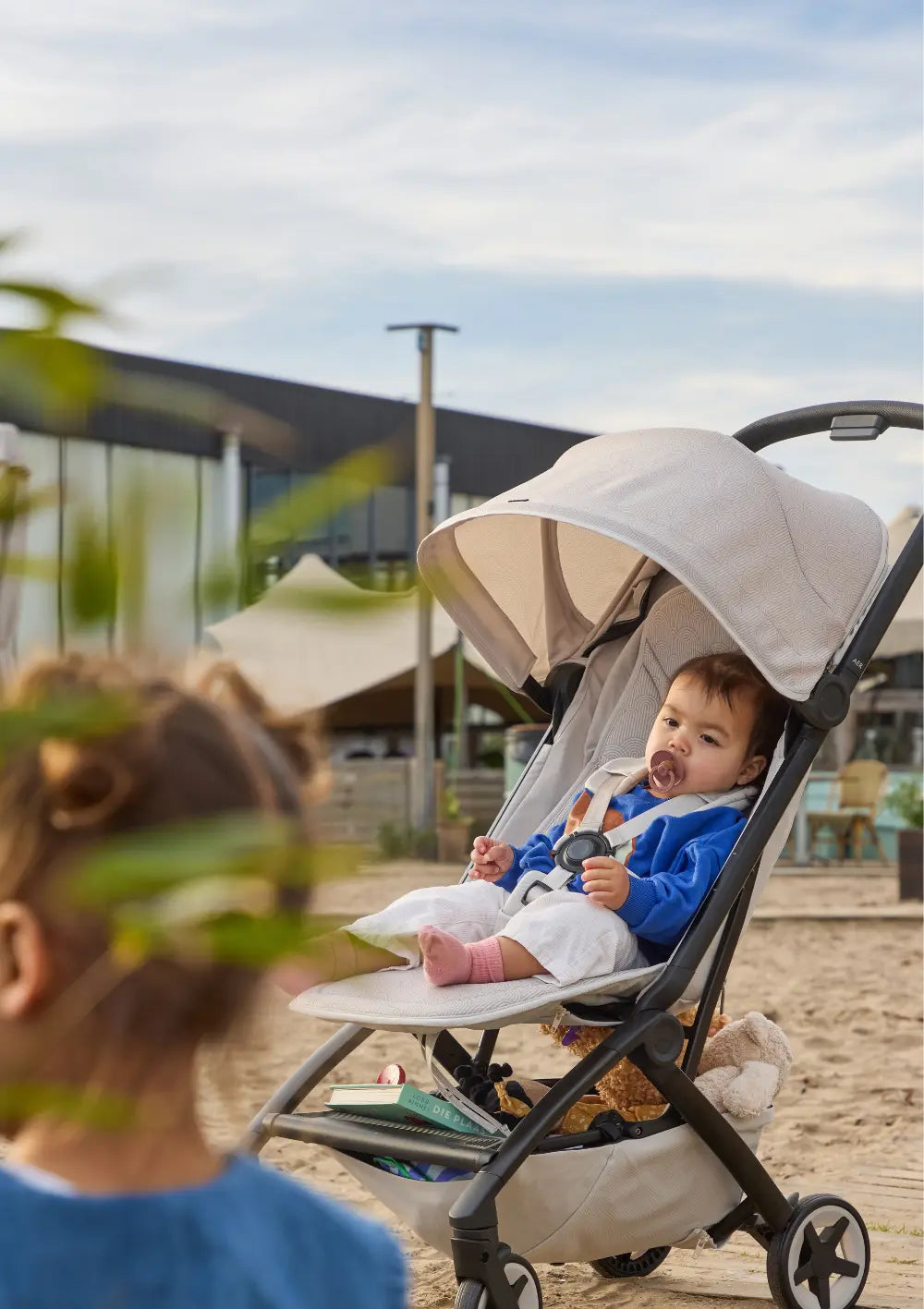 Kleinkind sitzt in Joolz Buggy 'Aer2' Calming Beige