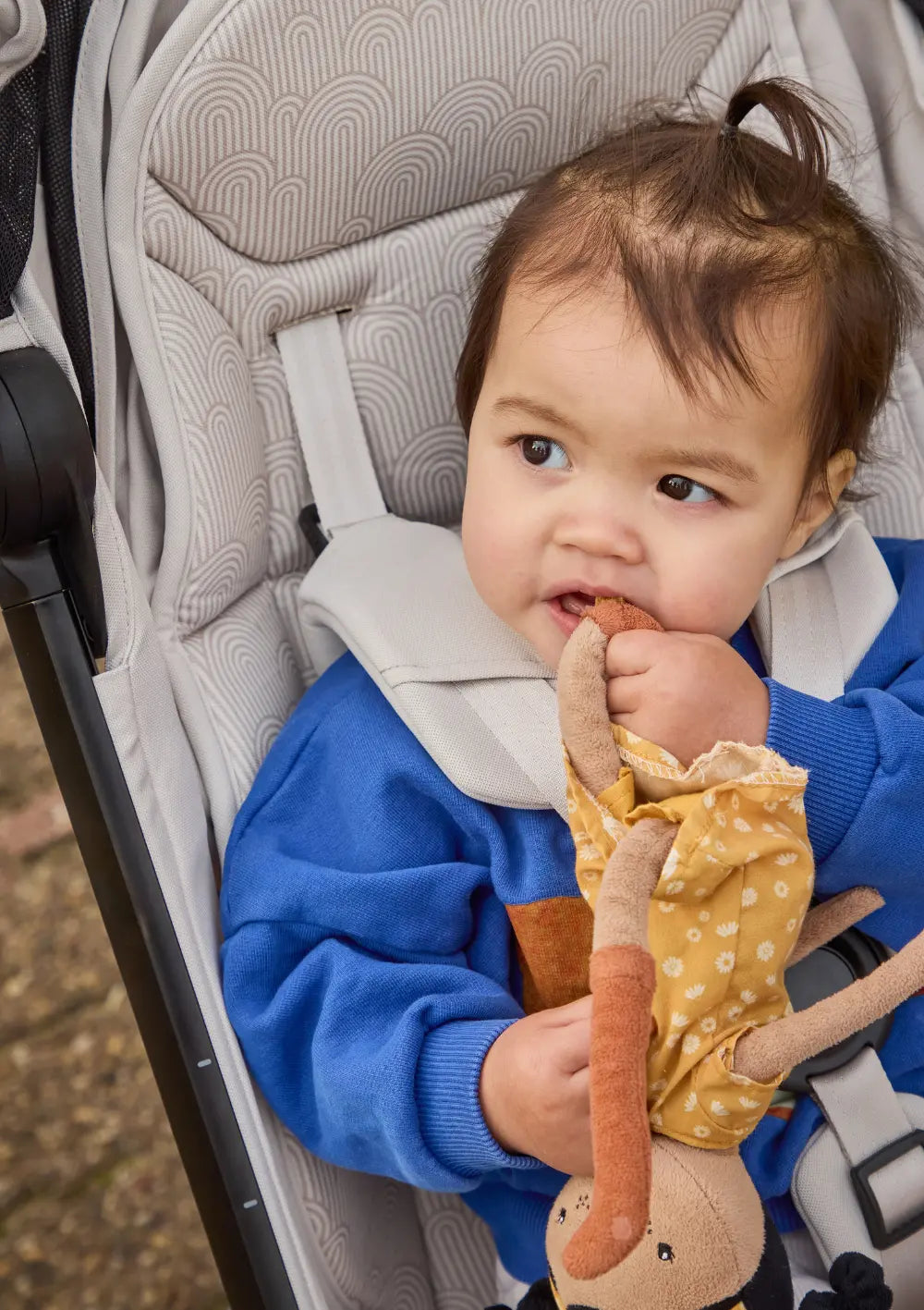 Kleinkind sitzt in Joolz Buggy 'Aer2' Calming Beige