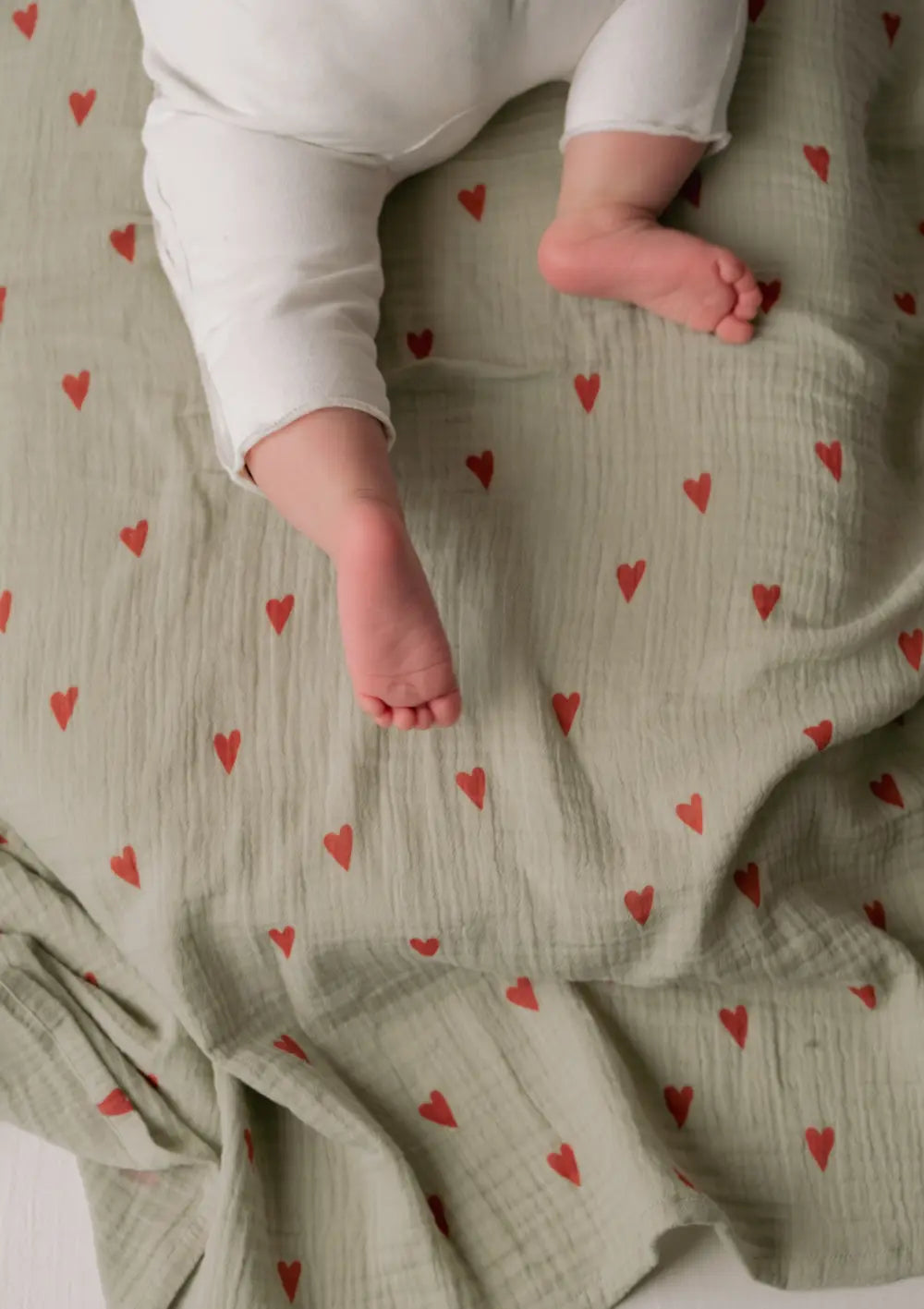 Studio Noos Musselin Mulltuch 'Swaddle Print Medium' Green Hearts 70 x 70 cm