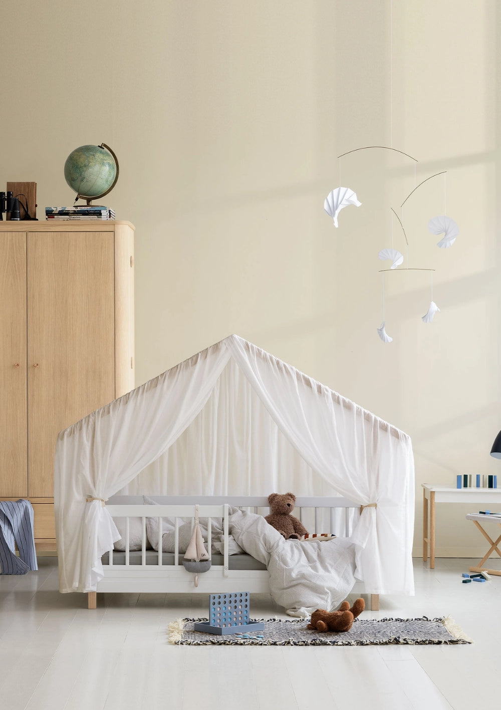 Oliver Furniture Hausbett 'Wood Mini+' Weiß / Eiche 162 x 68 cm mit Matratze und Hausbett-Zelt