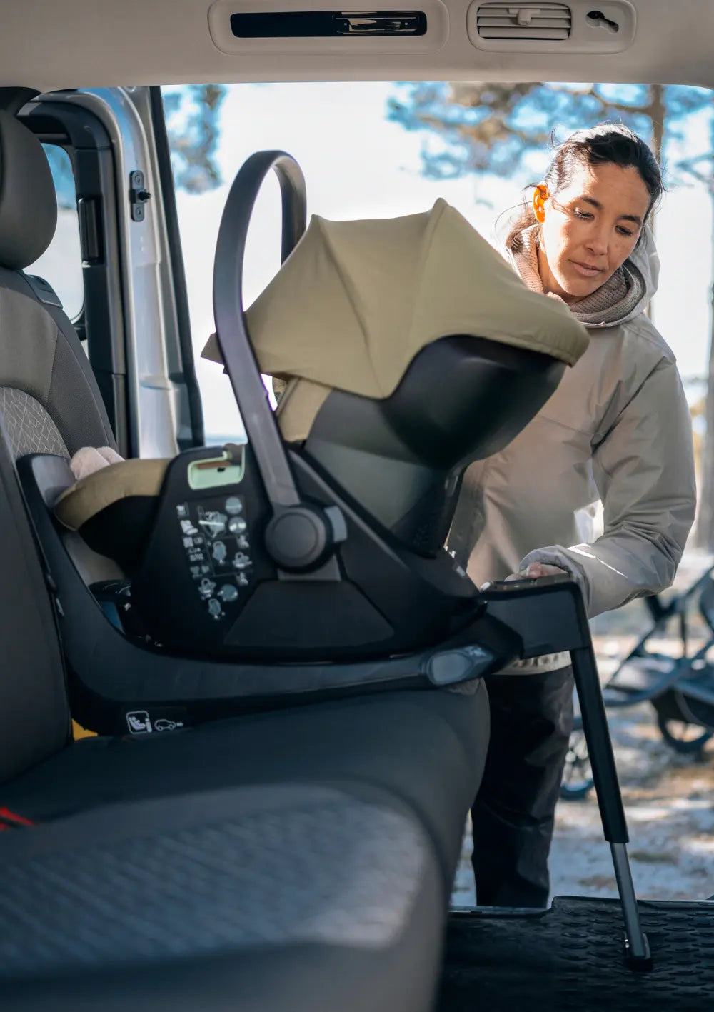 Eine Fraz hat die Thule Babyschale 'Maple Connect' Faded Khaki auf der separat erhältlichen Thule Alfi Connect ISOFIX-Basisstation befestigt.