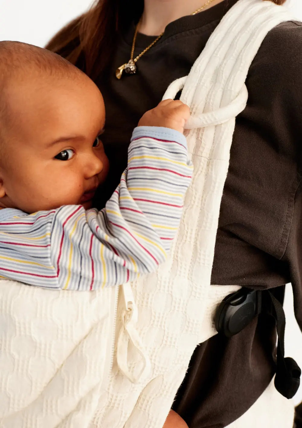 Nahaufnahme von Baby in der Moova Babytrage 'Balance' Soft Sand