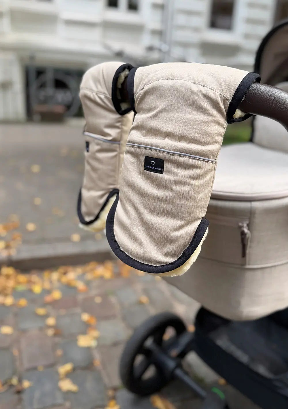 KIND DER STADT Premium Lammfell-Handwärmer dune beige