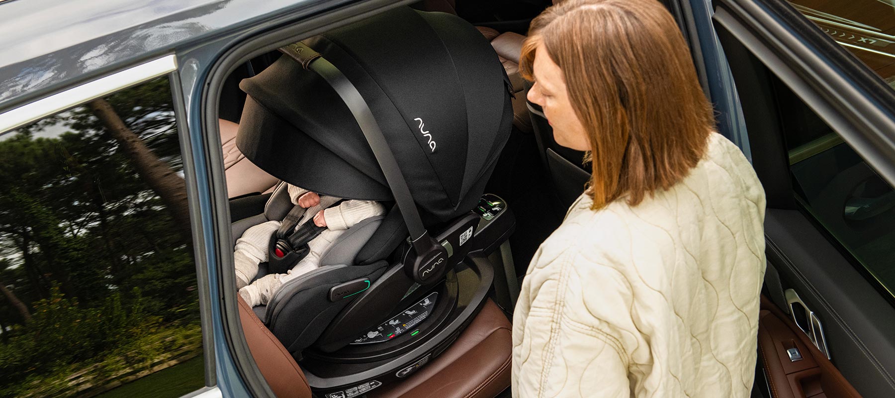 Nuna ARRA flex Babyschale mit Nuna BASE curv - im Bild: Baby im ARRA flex Kindersitz im Auto