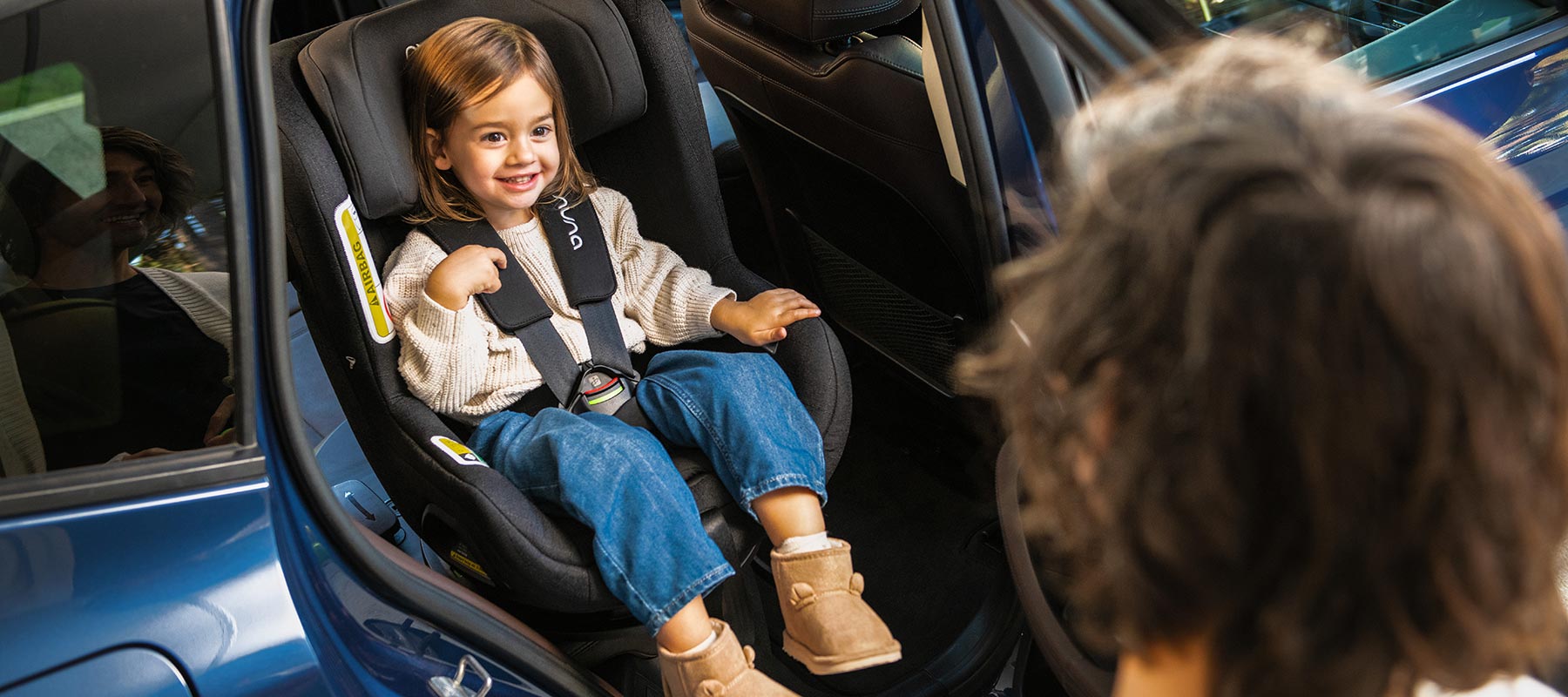 Nuna TODL next Kindersitz - im Bild: Kleinkind im TODL next Folgesitz im Auto, zur Seite gedreht, für leichteres Ein- und Aussteigen