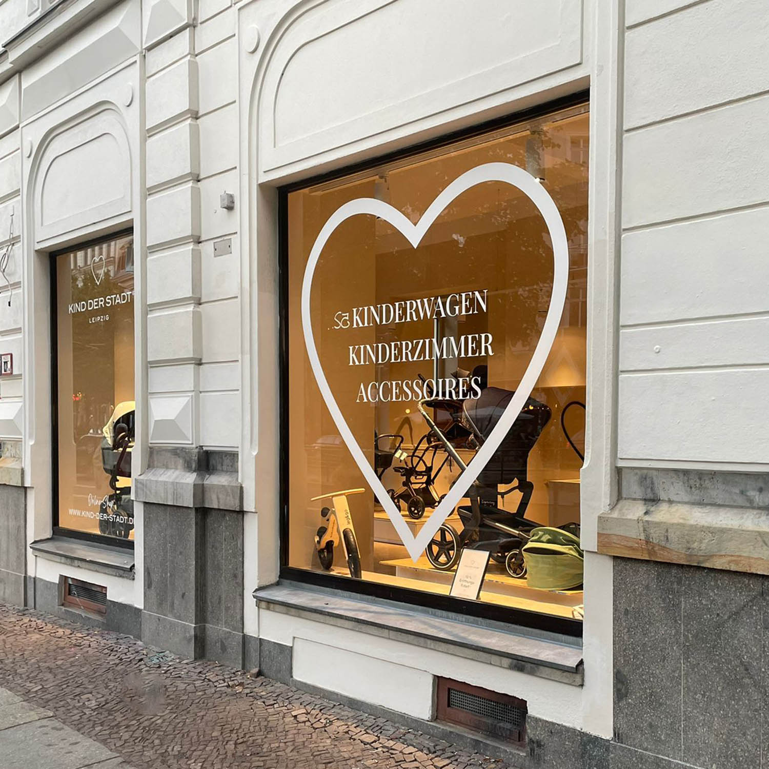 Impression aus unseren KIND DER STADT Läden - im Bild: Außenansicht Schaufenster mit KIND DER STADT Herz