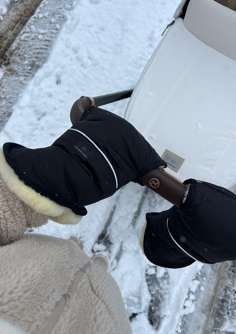 Premium Lammfell-Handwärmer midnight black