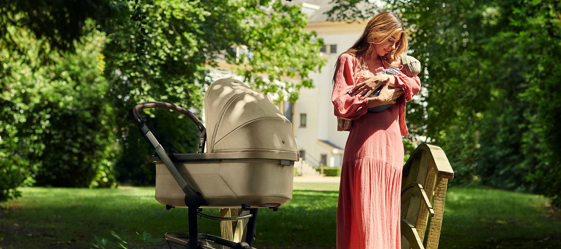 Joolz Day5 Kinderwagen-Set - im Bild: mit Mama & Baby