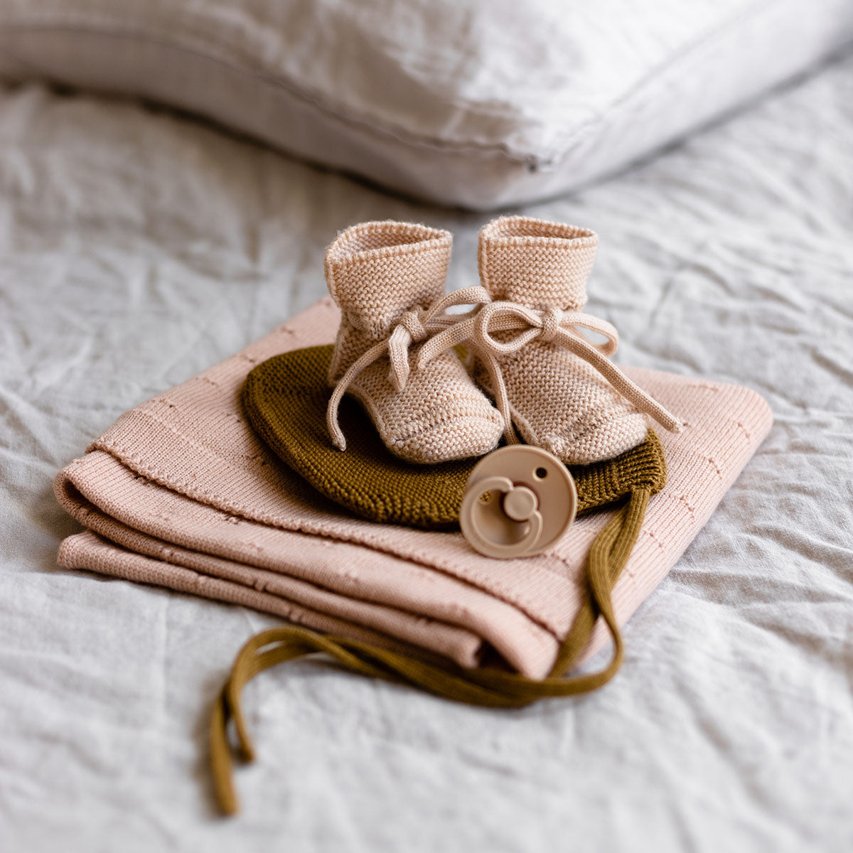 Image-Bild Erstausstattung für Babys - im Bild: Accessoires aus Merino-Wolle von der Premium-Marke hvid