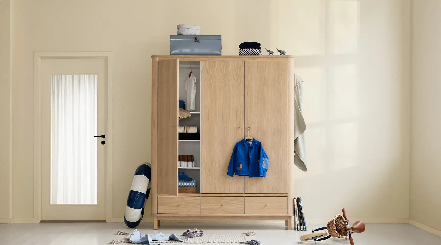 3-türige Kleiderschränke bei KIND DER STADT - im Bild: von Oliver Furniture aus der Wood Collection in Eiche
