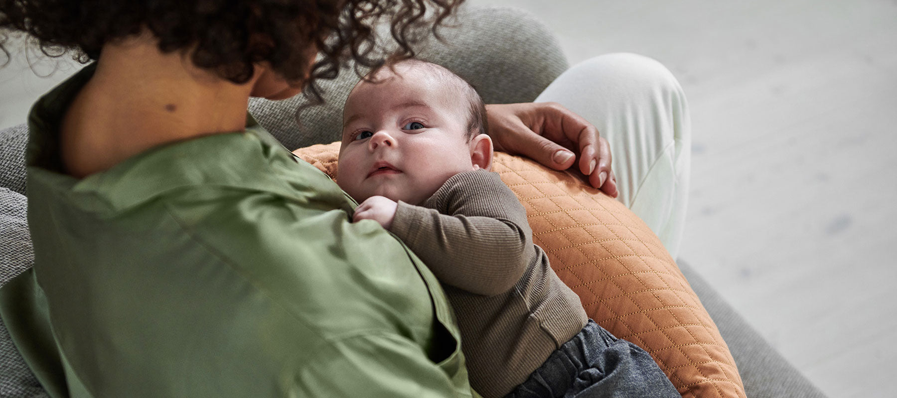 Erstausstattung zum Stillen & Füttern - im Bild: Mama & Baby mit Stillkissen