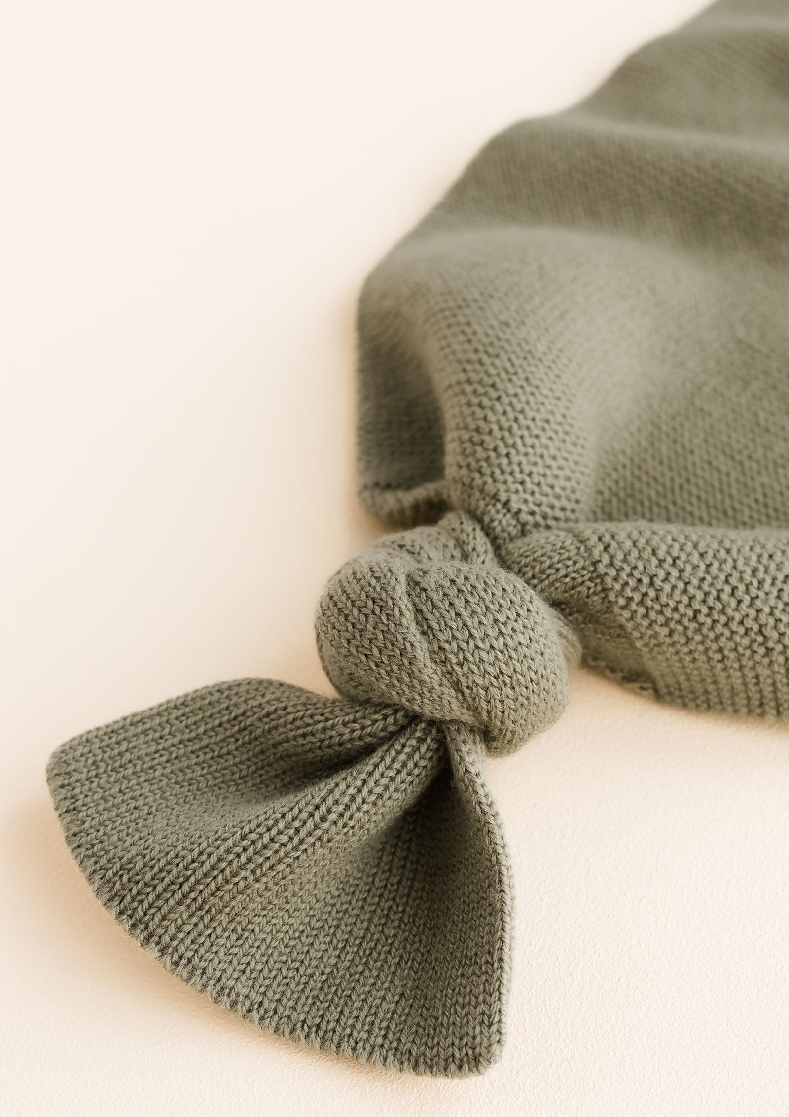 Hvid Strick-Pucksack Cocoon Artichoke