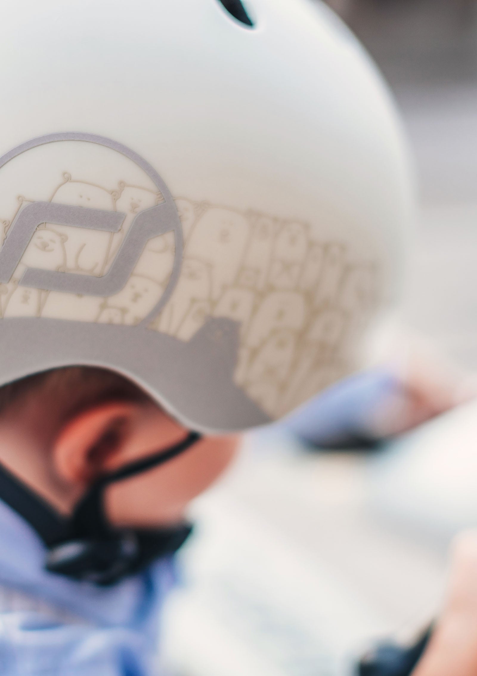 Scoot and Ride reflektierender Helm Ash