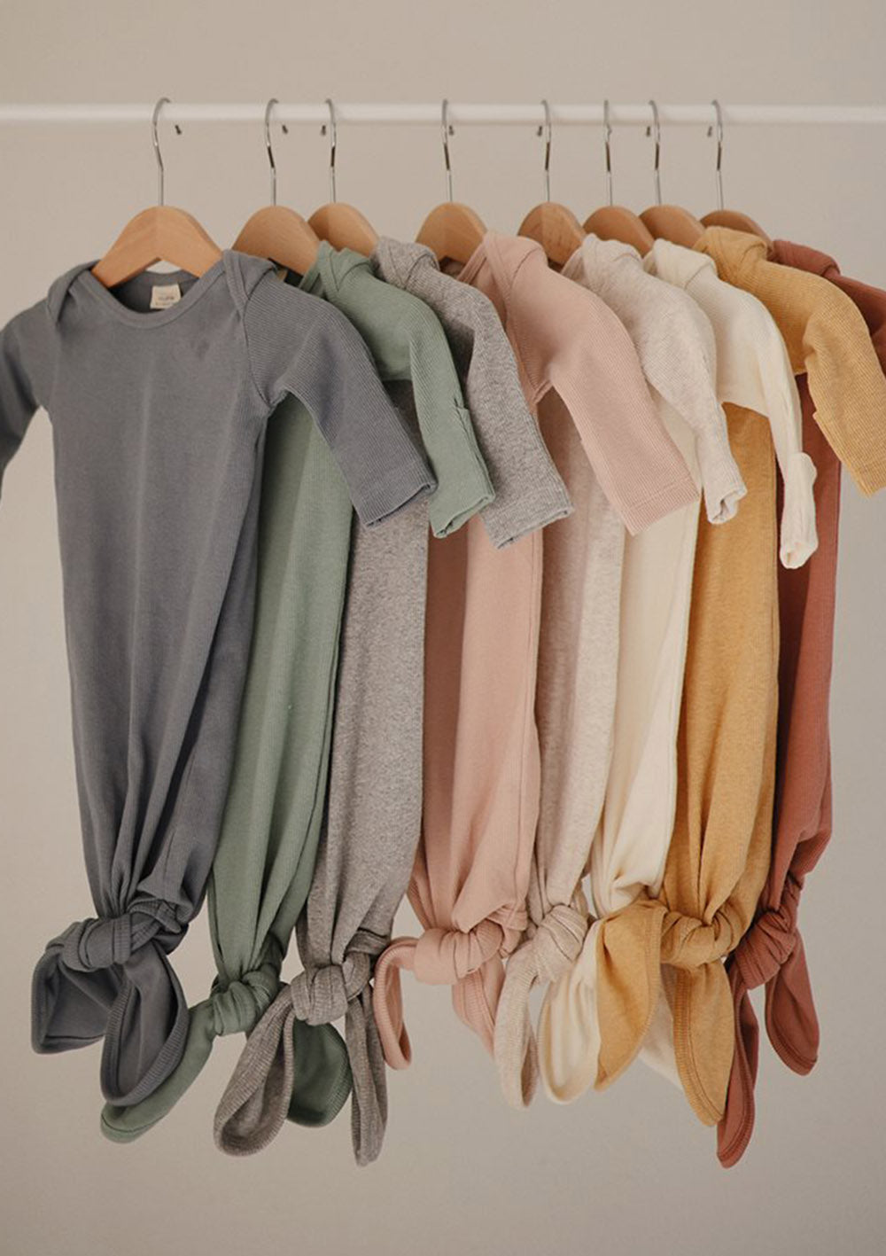 Geknotetes Babykleid blush