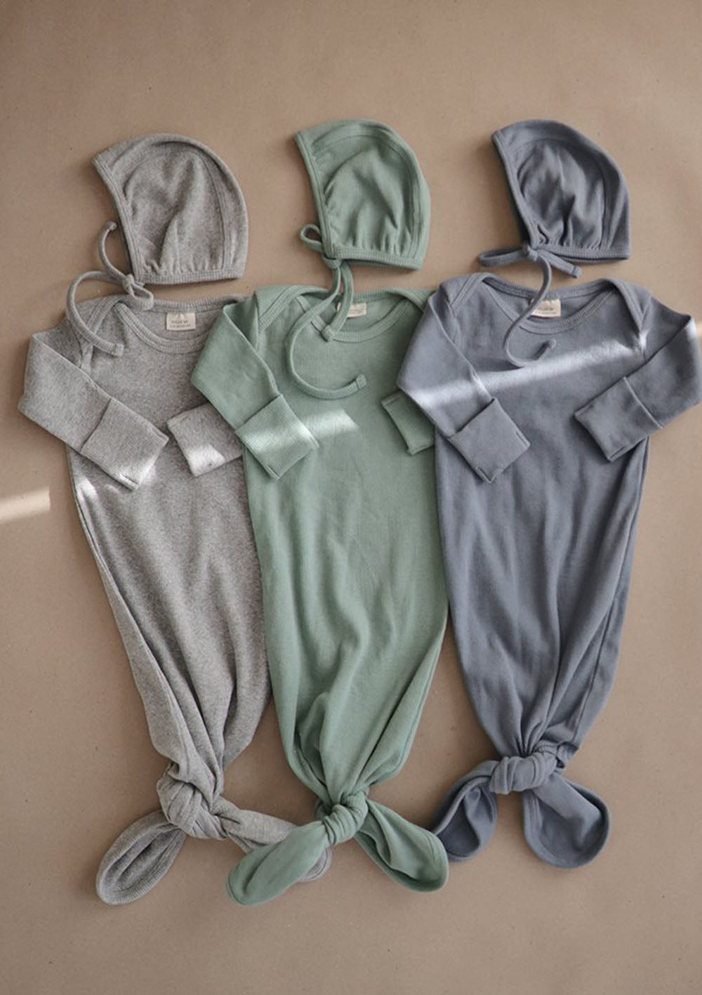 Geknotetes Babykleid roman green