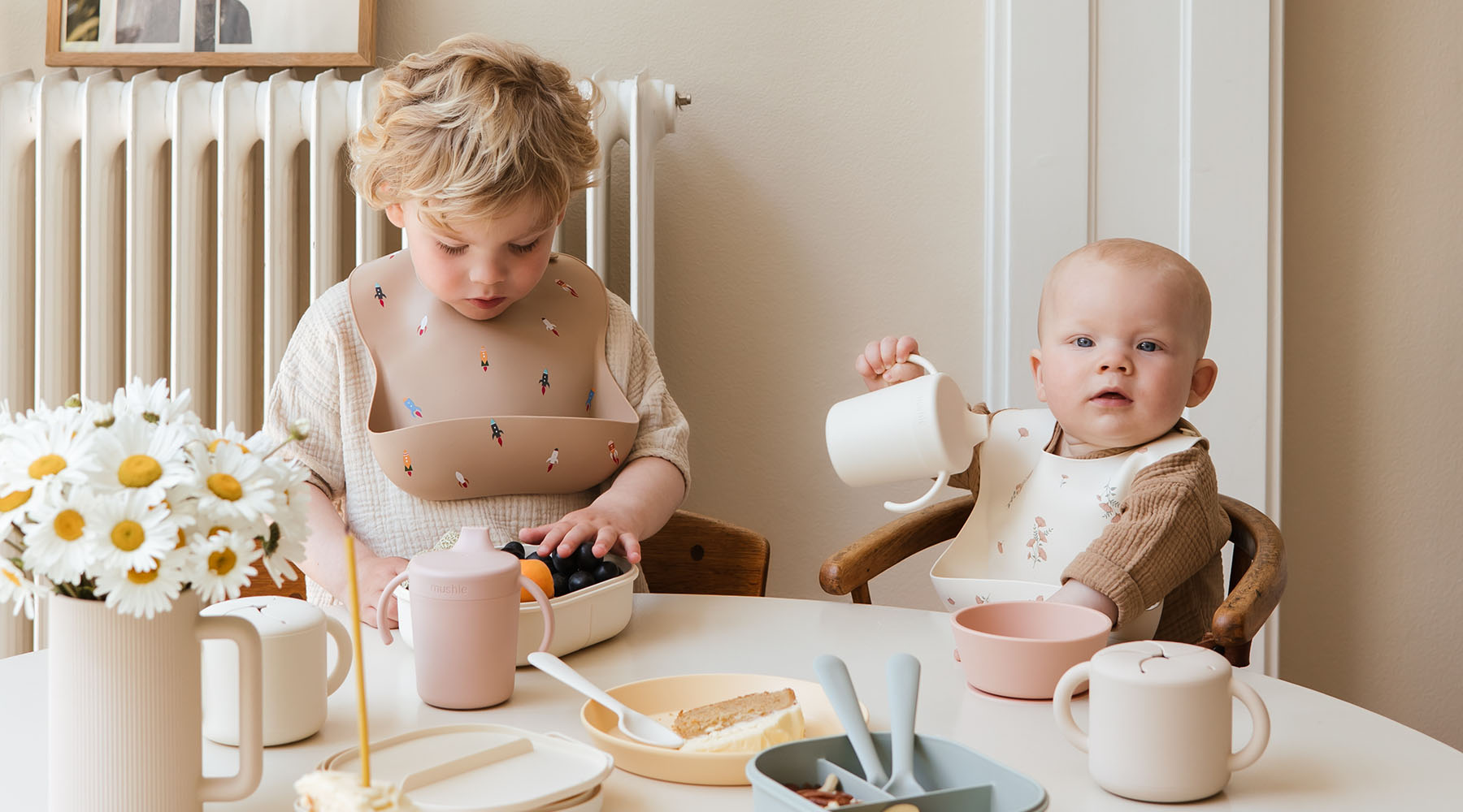 Praktische Helfer am Familientisch - Lätzchen, Geschirr & Co.